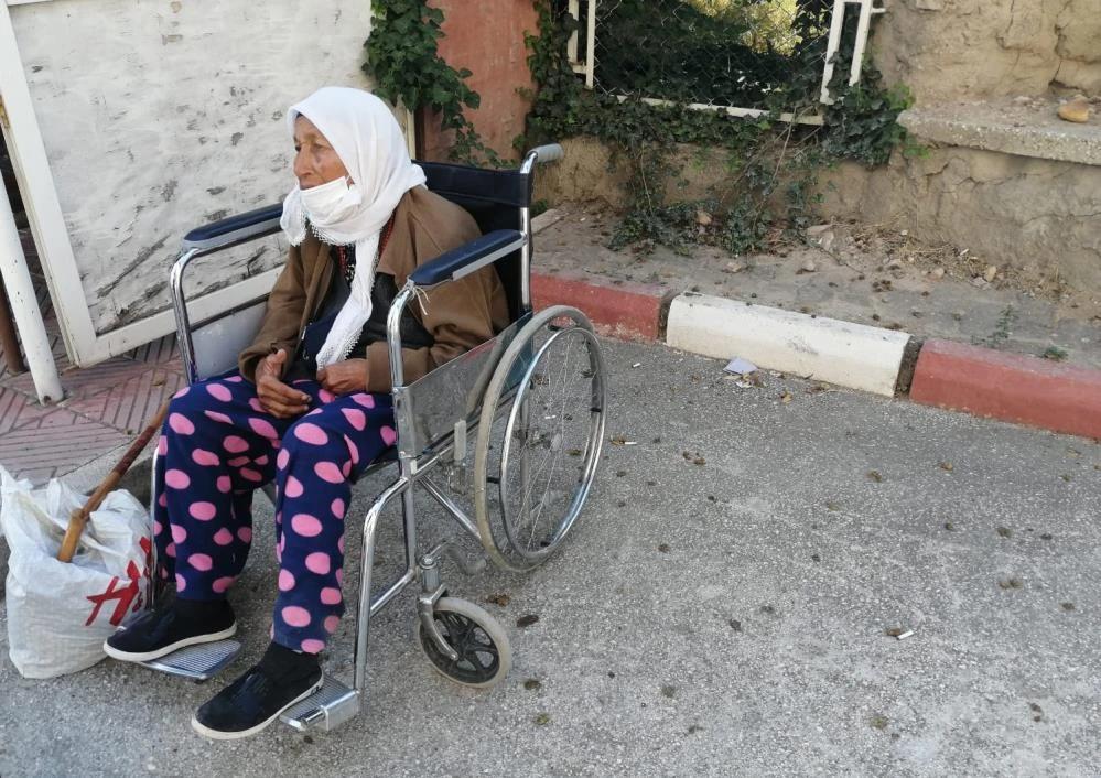 Yakınlarının almaya gitmediği alzaymır hastası kadın ortada kaldı