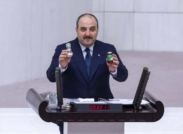 Bakan Varank, mecliste çip ve ilaç tanıttı