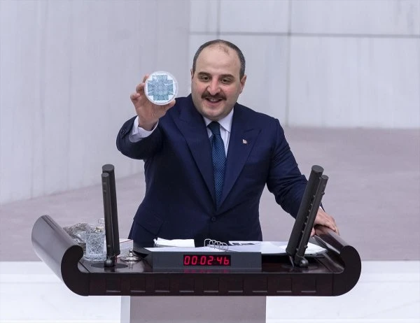 Bakan Varank, mecliste çip ve ilaç tanıttı