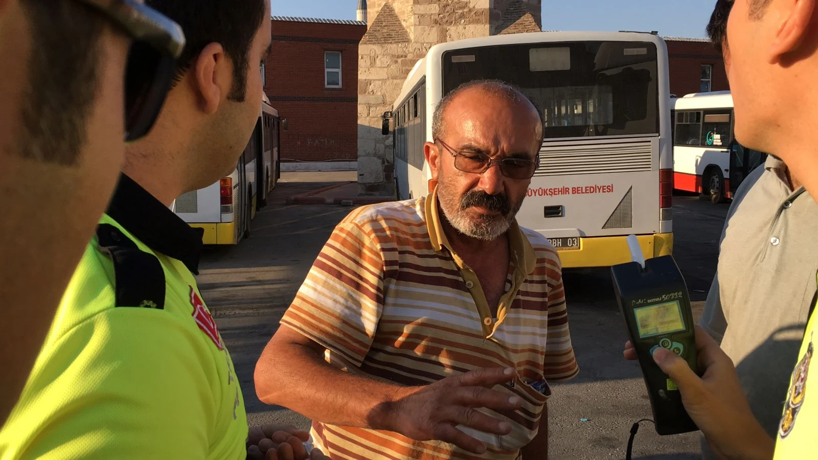 Tır şoförünü görenler hemen polisi aradı!