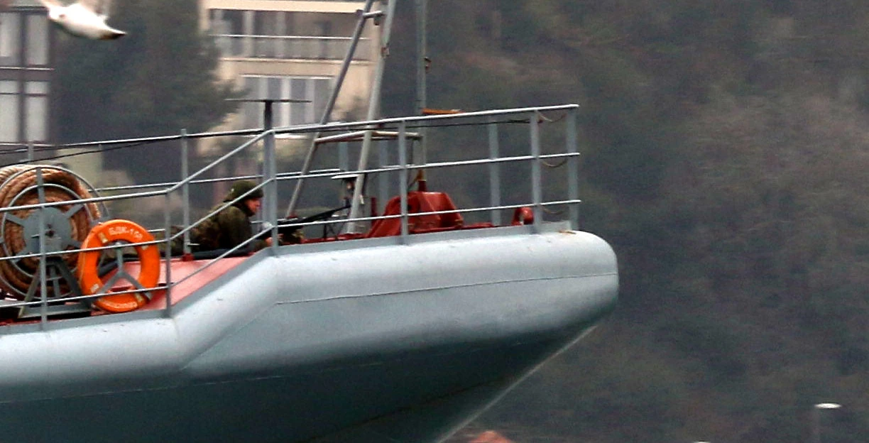 İki Rus savaş gemisi Boğaz'dan geçti