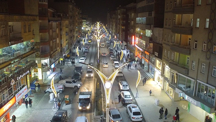 Hakkari caddeleri modern aydınlatma sistemi ile ışıl ışıl