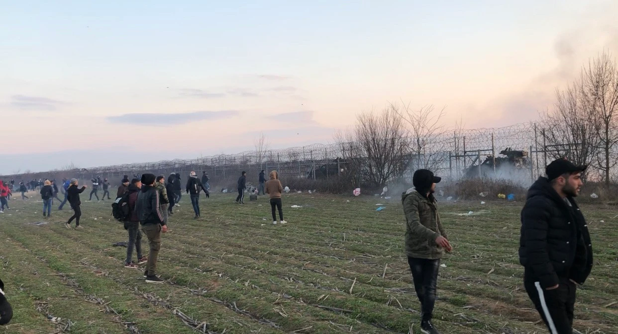 Yunanistan’dan göçmenlere gaz ve ses bombasıyla müdahale