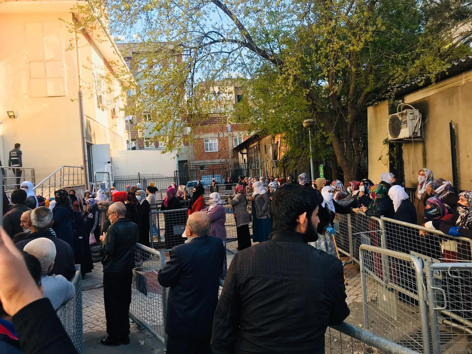 Bin liralık yardımı almak isteyen vatandaşlar sosyal mesafe kuralını hiçe saydı