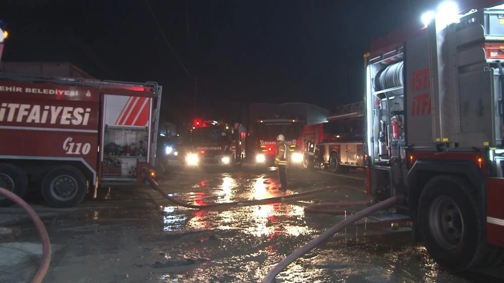 İzolasyon malzemesi üreten fabrikada yangın