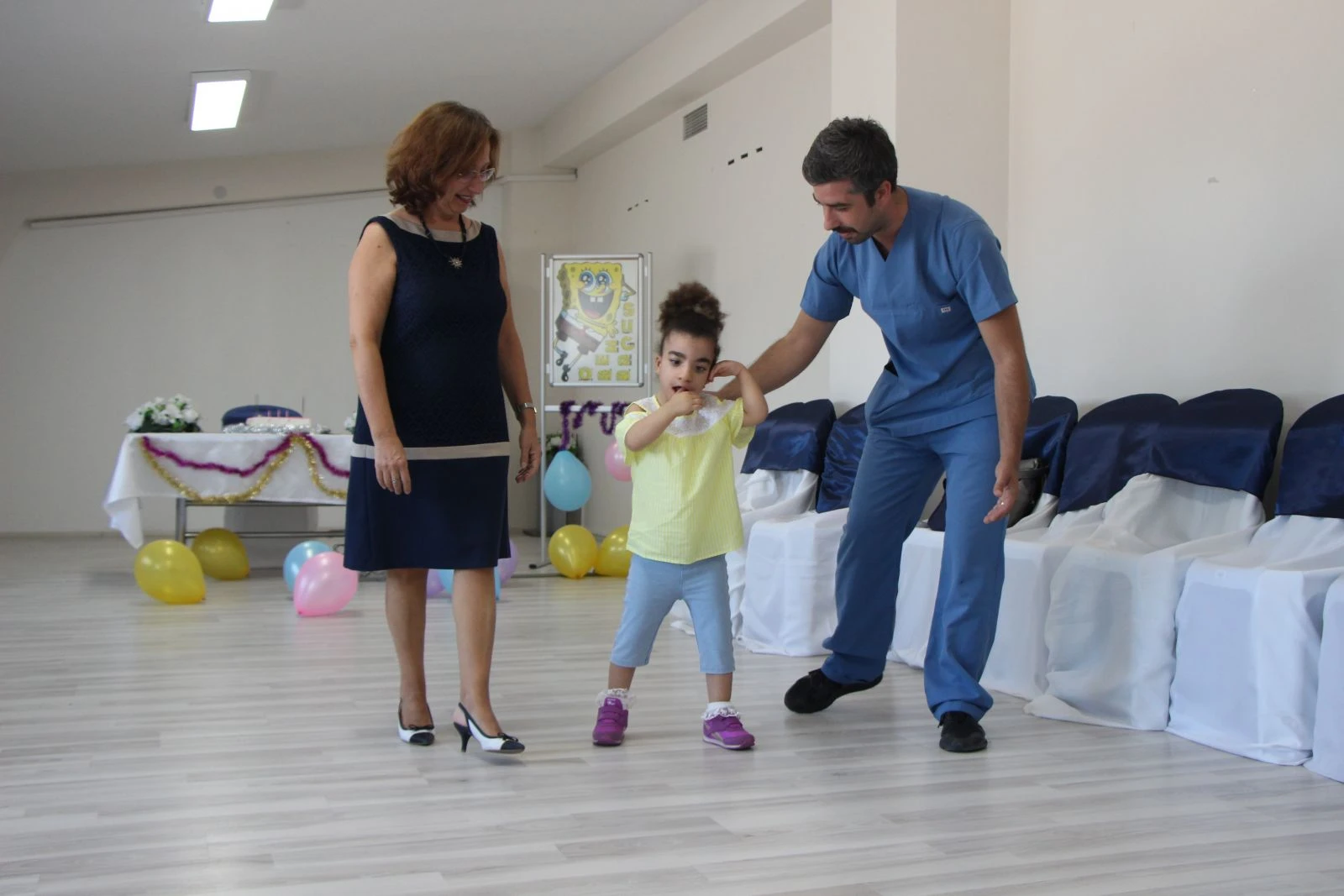 'Yürüyemez' denilen minik kız ilk adımlarını attı