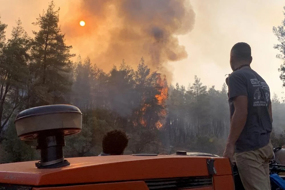 Komşu alev alev yanıyor: Yangın Atina'ya dayandı