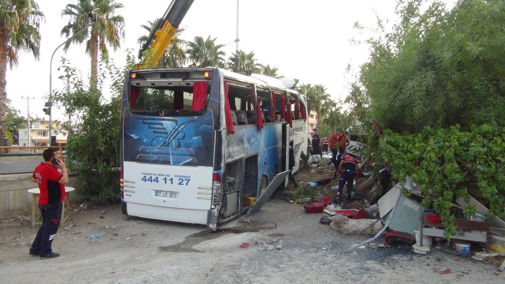 Mersin'de yolcu otobüsü şarampole devrildi: Çok sayıda yaralı var