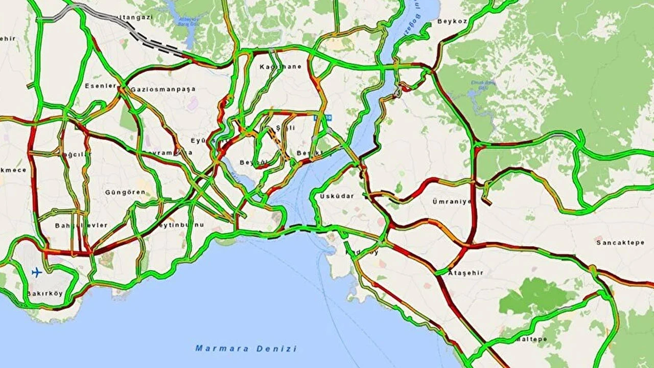 İstanbul’da haftanın ilk iş gününde yağmur trafiği vurdu