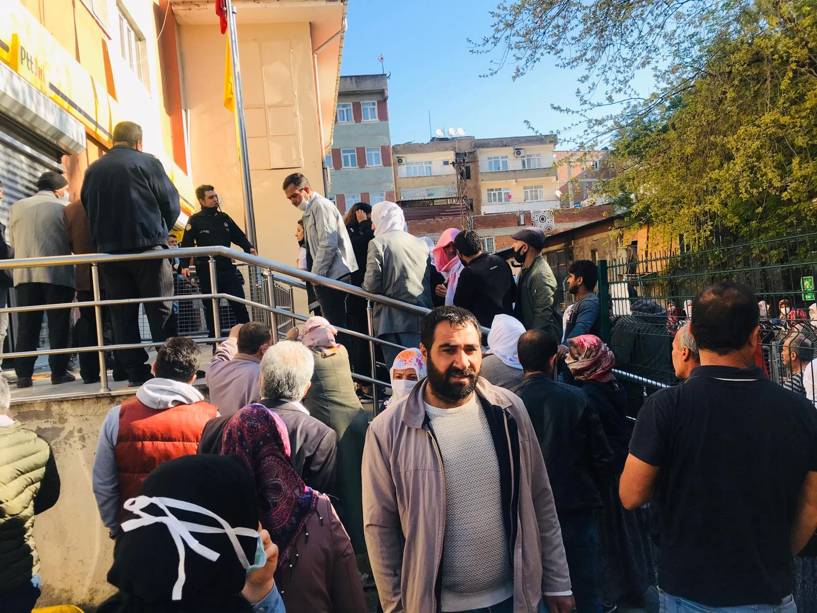 Bin liralık yardımı almak isteyen vatandaşlar sosyal mesafe kuralını hiçe saydı