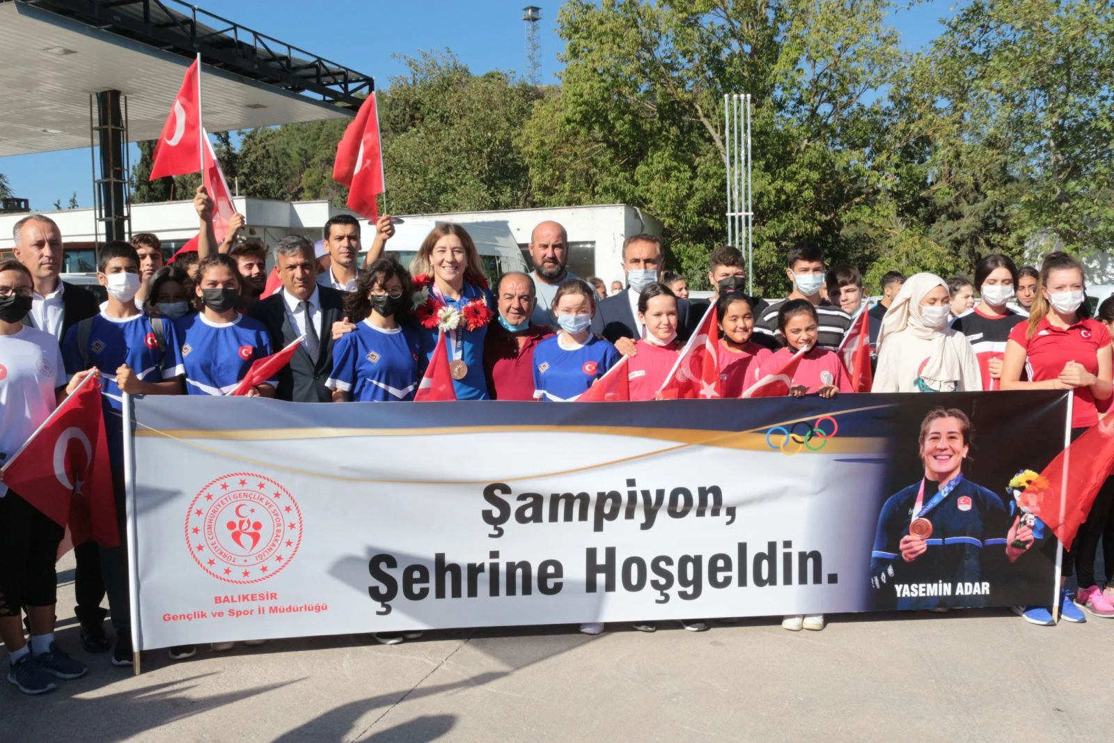 Milli güreşçi Yasemin Adar'a davullu zurnalı karşılama