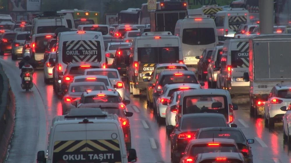 İstanbul’da haftanın ilk iş gününde yağmur trafiği vurdu