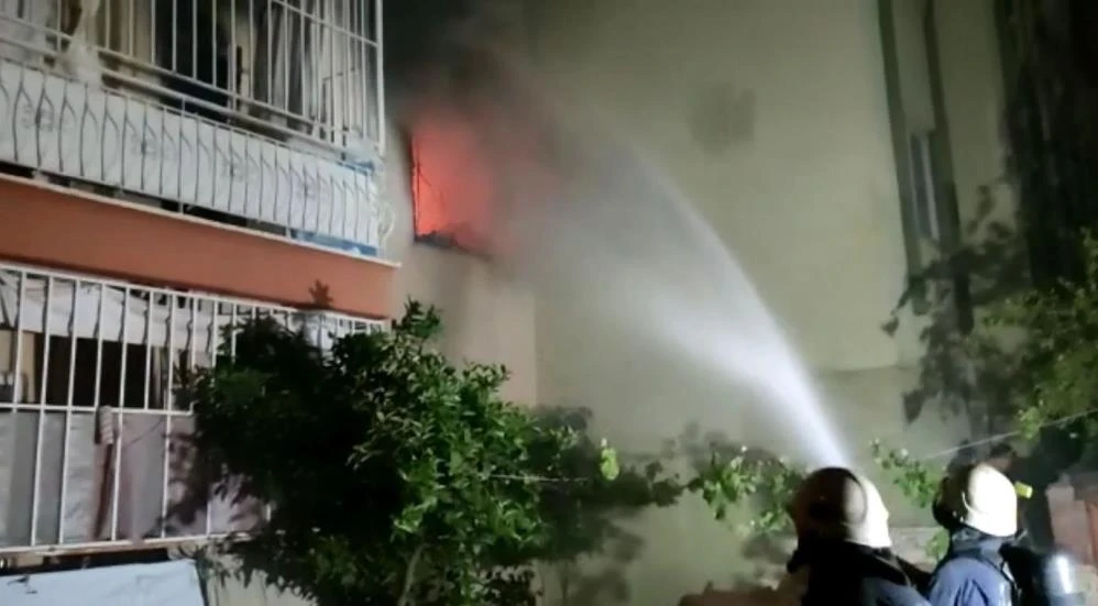 Antalya'da ev yangını: Yaşlı çifti komşuları kurtardı