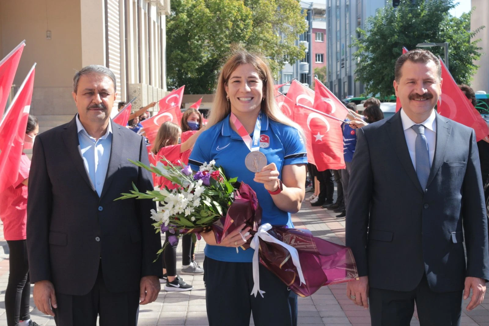 Milli güreşçi Yasemin Adar'a davullu zurnalı karşılama