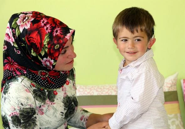 Biyonik kulaklık takılan minik Yusuf 'un ilk sözleri bunlar oldu