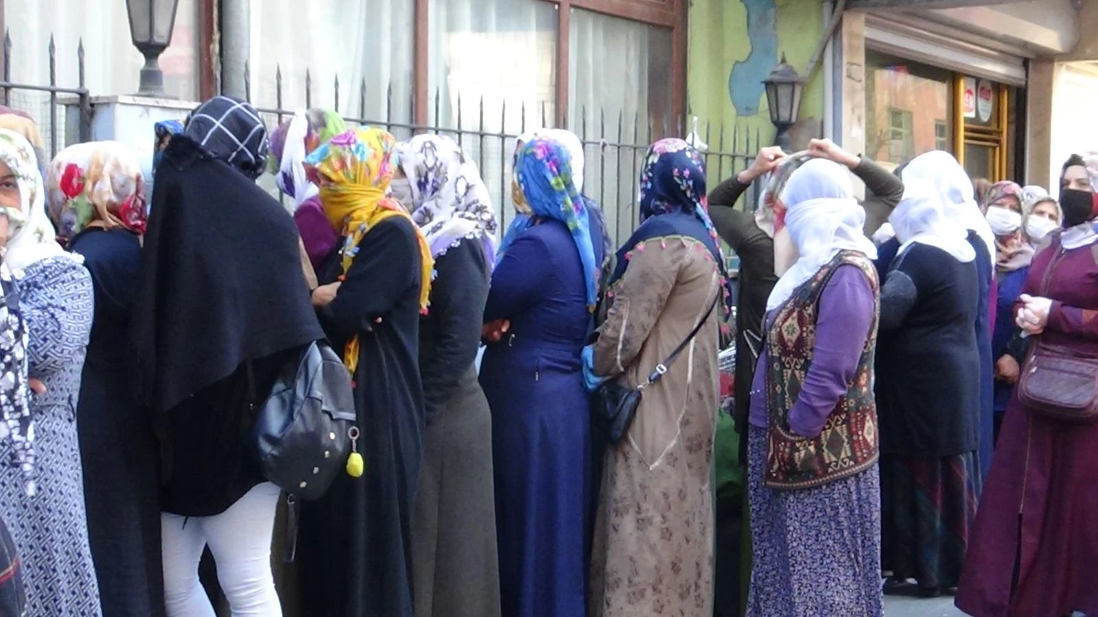 Bin liralık yardımı almak isteyen vatandaşlar sosyal mesafe kuralını hiçe saydı