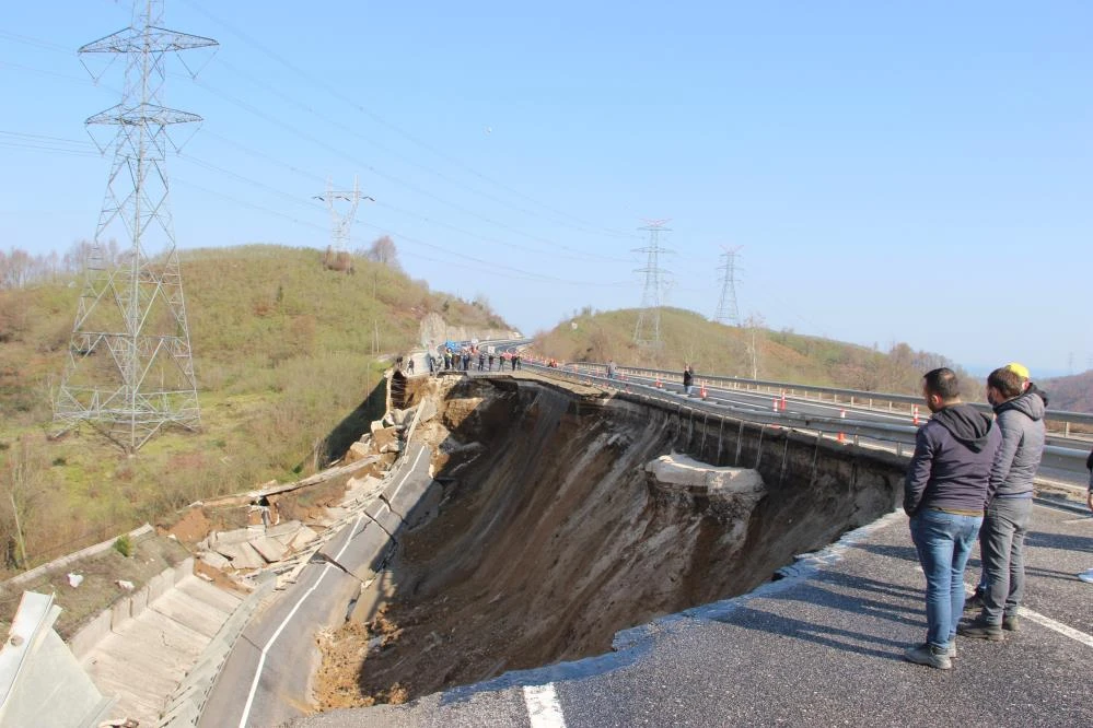 Heyelan nedeniyle yol çöktü