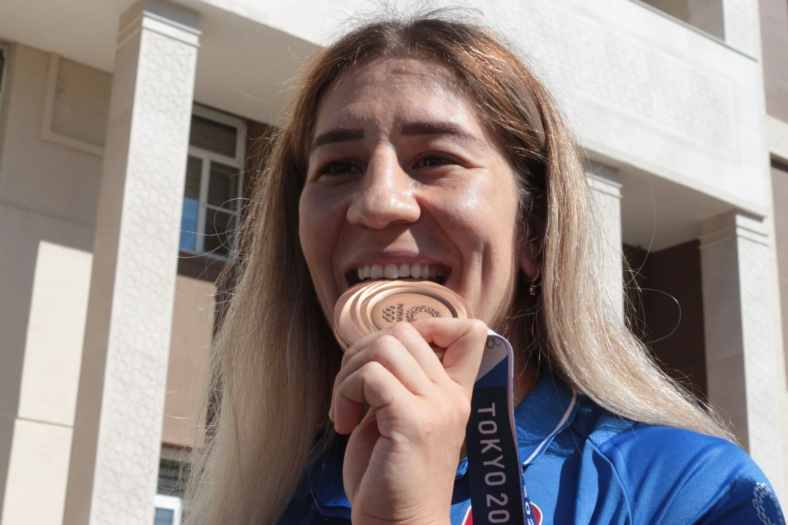 Milli güreşçi Yasemin Adar'a davullu zurnalı karşılama