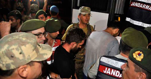 Suikastçi askerlerin gözaltı fotoğrafları ortaya çıktı