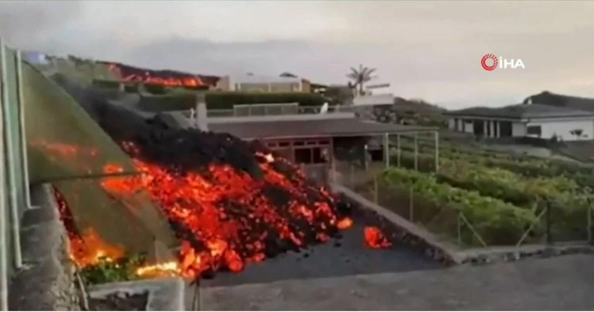 Dehşet görüntüler: Yanardağdan akan lavlar havuzu doldurdu