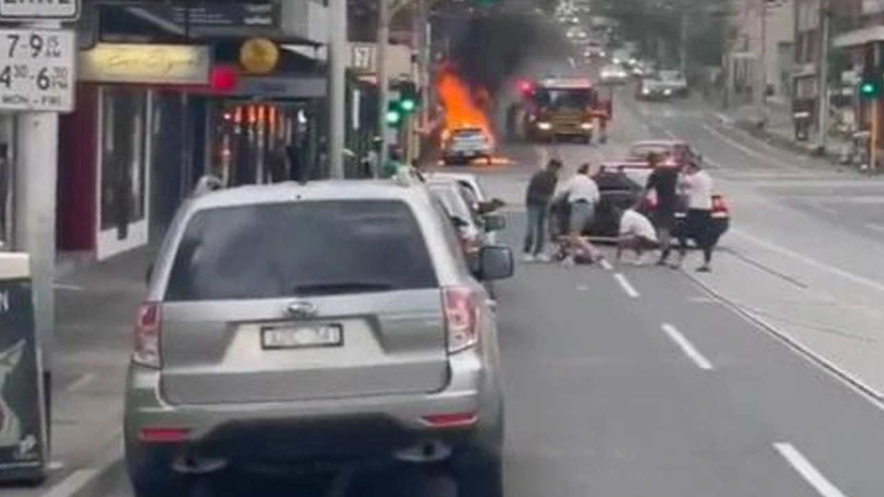 Aşı karşıtı kendini ve arabasını ateşe verdi