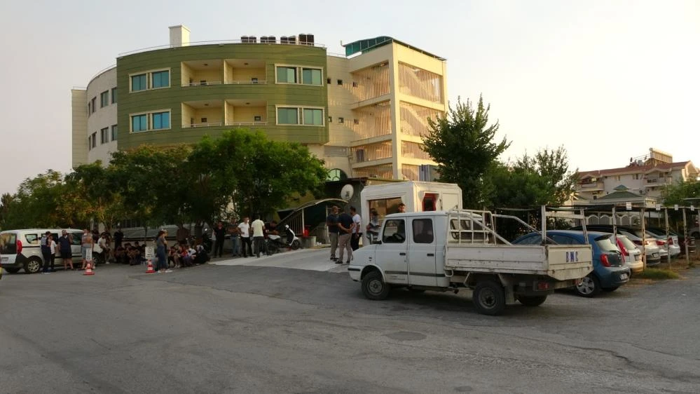 Yangından etkilenenlere su taşırken, fenalaşıp hayatını kaybetti