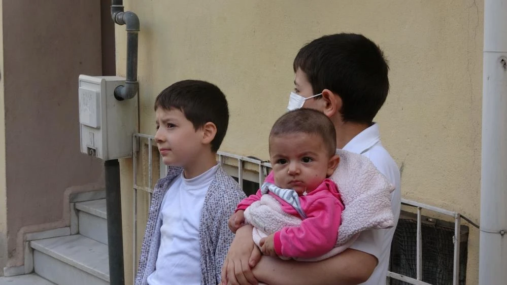 Yangın paniği: 1’i bebek 3’ü çocuk 12 kişi kurtarıldı