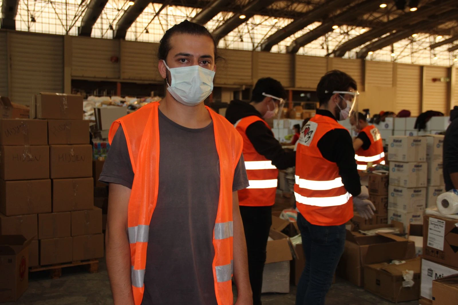 Enkaz başında ağlamıştı! Depremzedelerin yardımına koşuyor