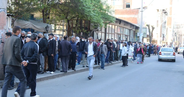 Bin liralık yardımı almak isteyen vatandaşlar sosyal mesafe kuralını hiçe saydı