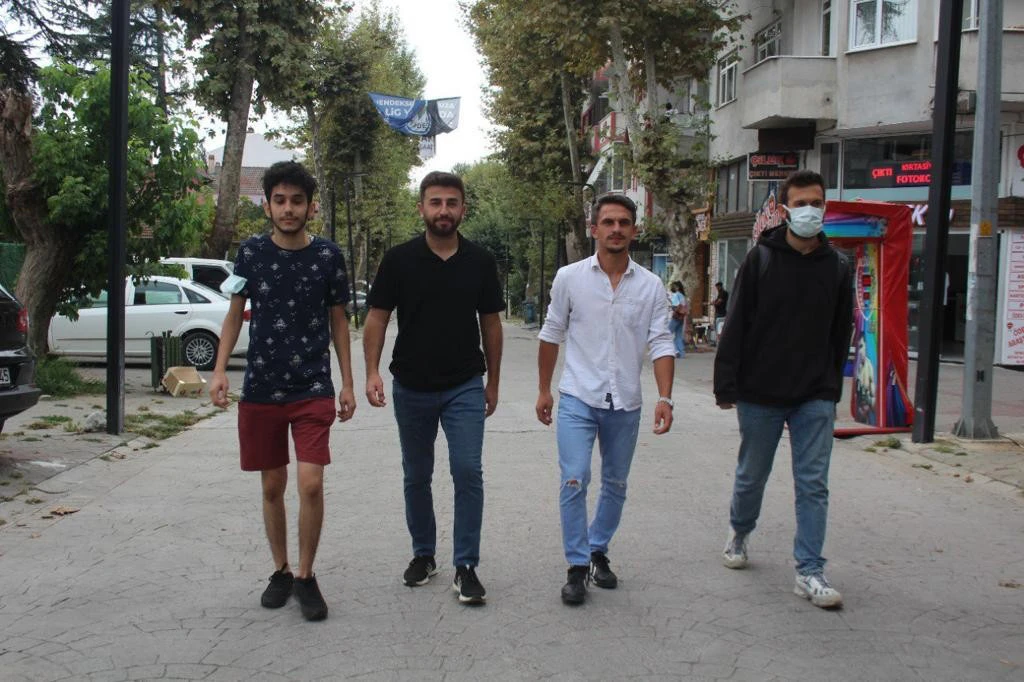 Kampüse yatak attılar, sosyal medyada viral oldular