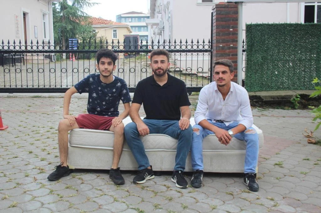 Kampüse yatak attılar, sosyal medyada viral oldular