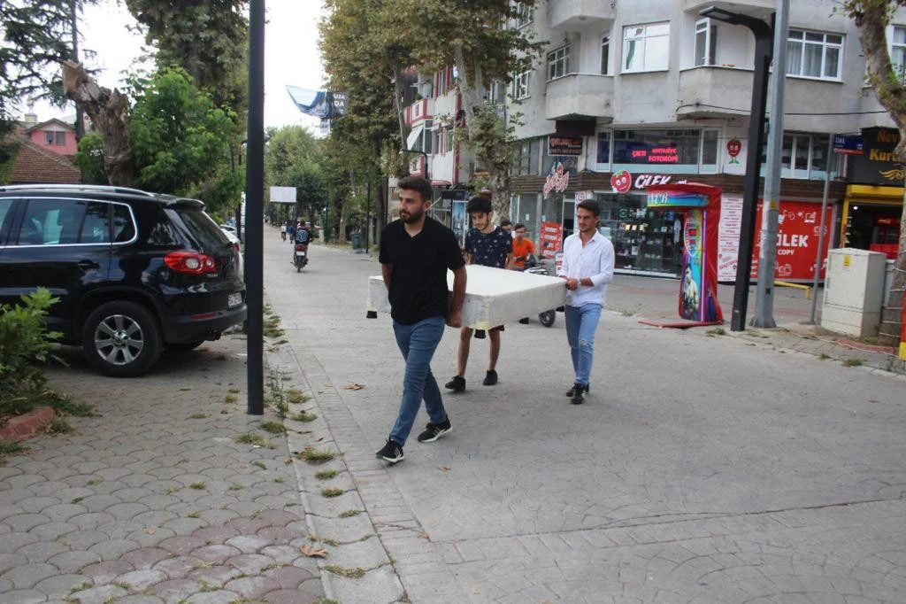 Kampüse yatak attılar, sosyal medyada viral oldular