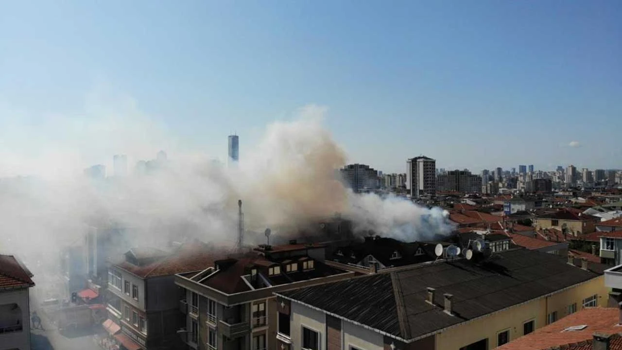 4 katlı bir binanın çatısında yangın çıktı