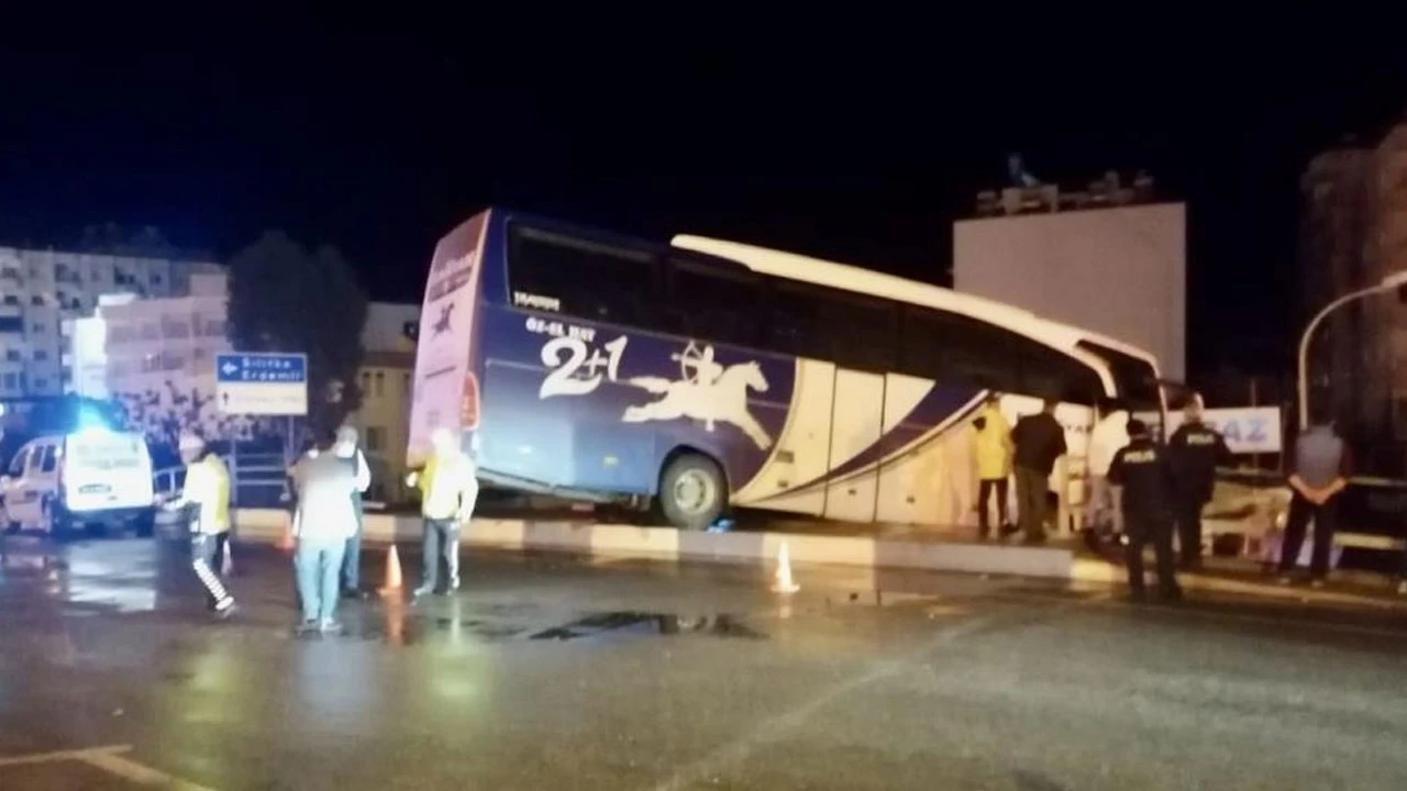 Faciadan dönüldü: Yolcu otobüsü köprüde asılı kaldı