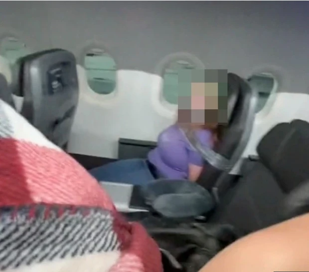 Uçağın kapısını açmaya çalışıp görevliyi ısırdı herkesi şoke etti