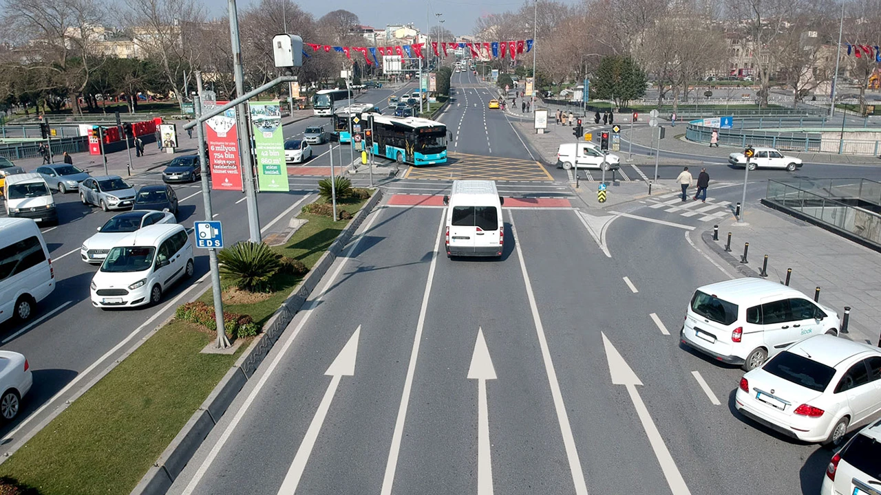 Kırmızı ışıkta geçmenin cezası ne kadar, kaç TL, nasıl ödenir? 47/1-b trafik cezası nedir, ceza puanı kaç, nasıl itiraz edilir?