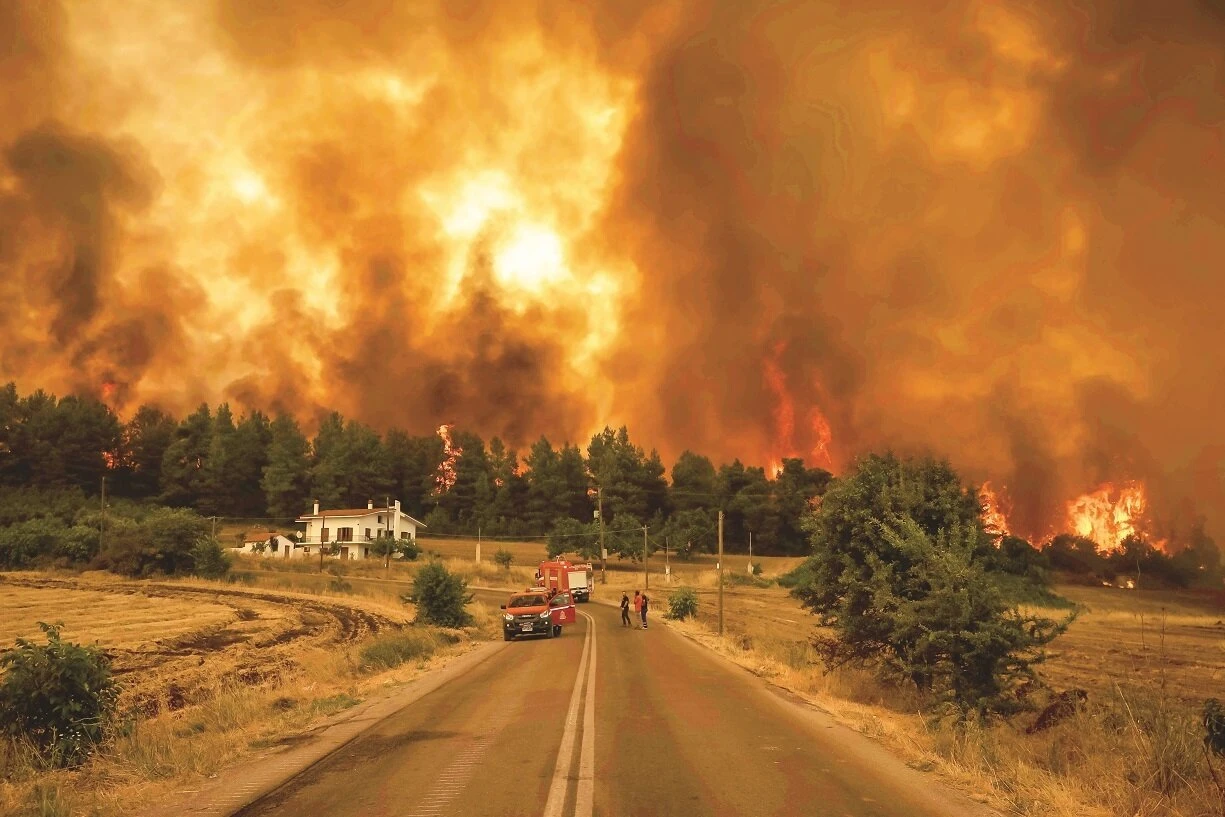 Yunanistan yangını söndürülemiyor! Binlerce kişi tahliye edildi
