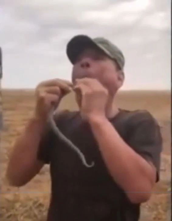 'Bir şey olmaz' deyip yılanı ağzına soktu hayatından oldu