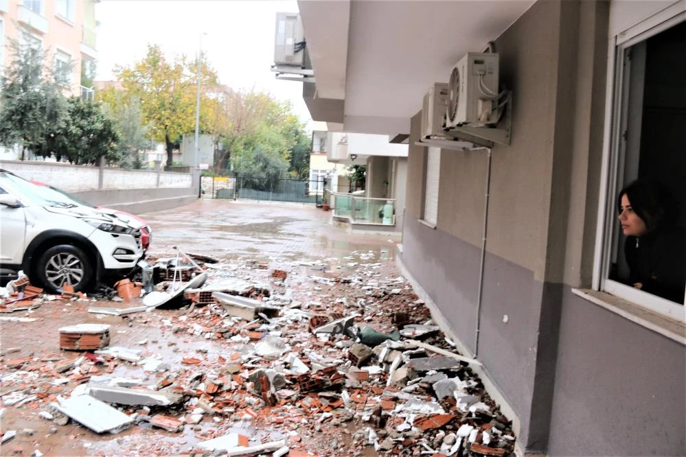 Meteoroloji peş peşe uyarmıştı! Antalya'da çatı uçtu, ortalık savaş alanına döndü