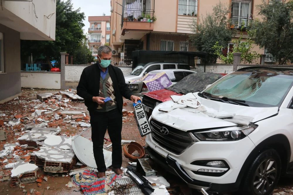 Meteoroloji peş peşe uyarmıştı! Antalya'da çatı uçtu, ortalık savaş alanına döndü
