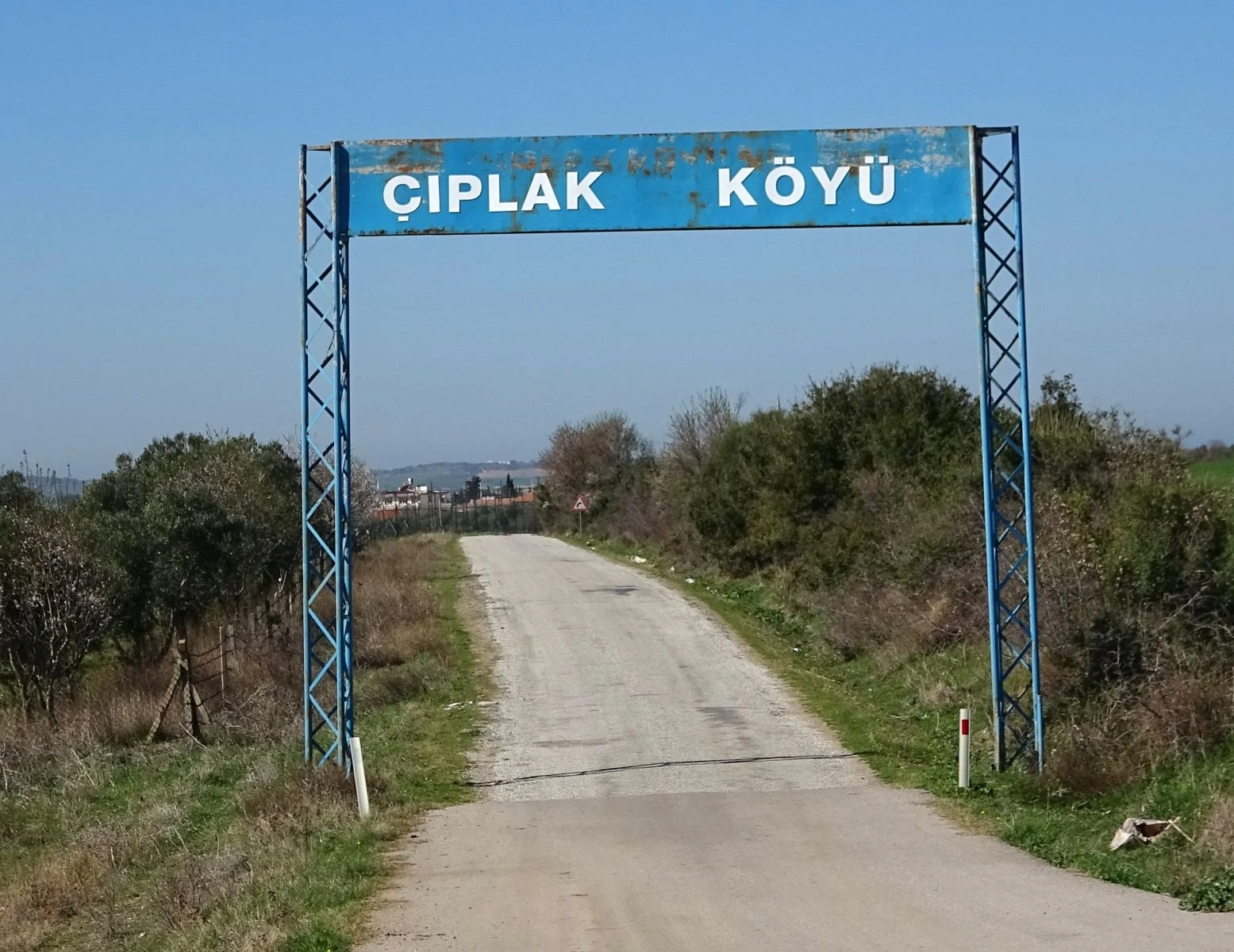 Bu köyün tabelasını gören soyunup fotoğraf çektiriyor