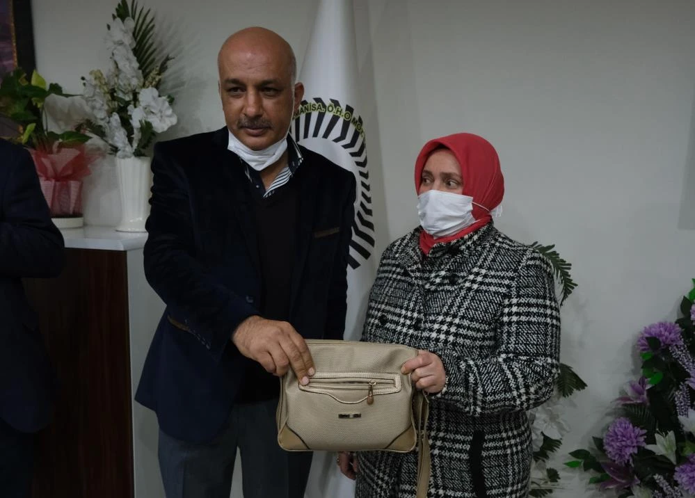 İçi altın dolu çantayı otobüste unuttu