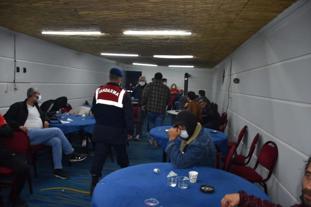 İzmir’de jandarmadan çiftlik evine kumar baskını