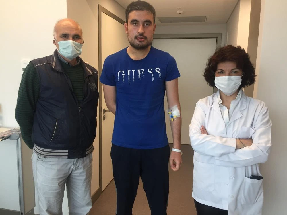 Halat koptu, ucundaki demir kanca işçinin çenesini parçaladı