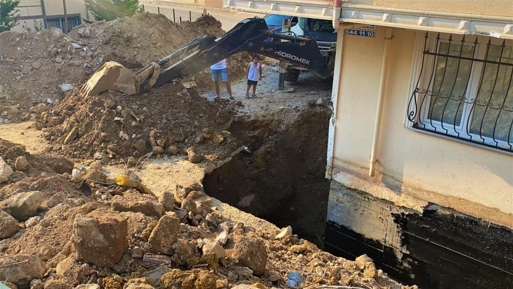 Tamir için girdiği çukurda ölümle burun buruna geldi