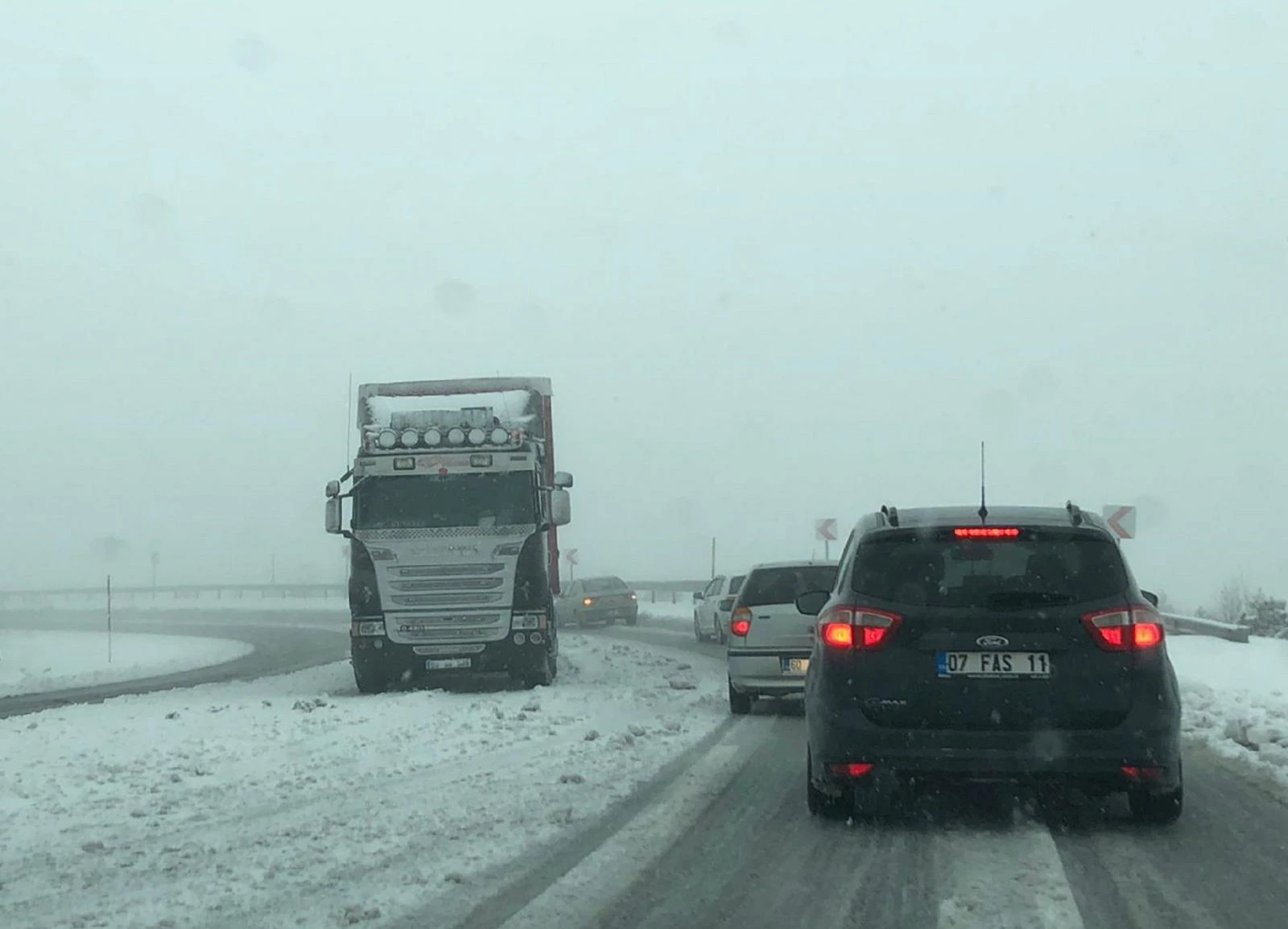 Çamlıbel Geçidi'nde sürücülere kar engeli