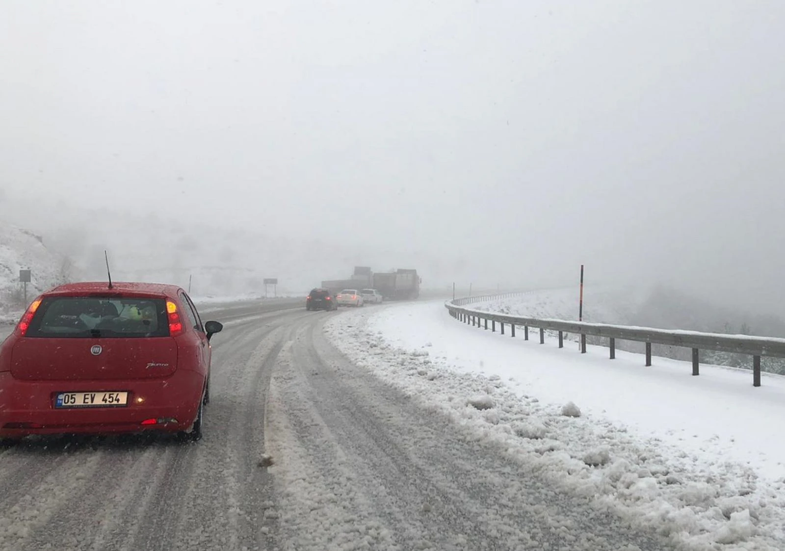 Çamlıbel Geçidi'nde sürücülere kar engeli