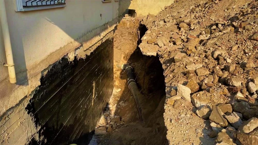 Tamir için girdiği çukurda ölümle burun buruna geldi