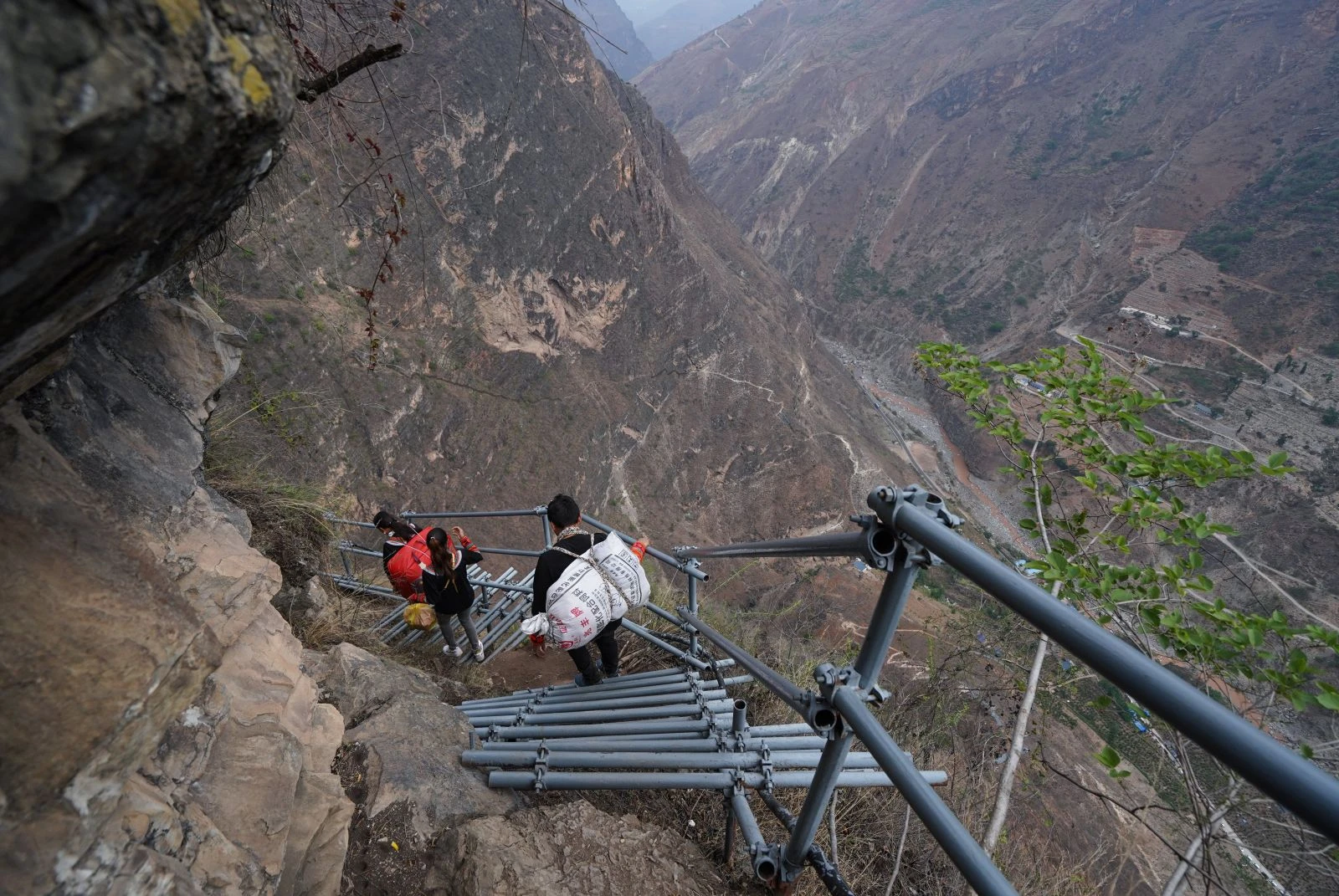 Çin’de 800 metrelik uçurumun yamacında bulunan köy tahliye edildi