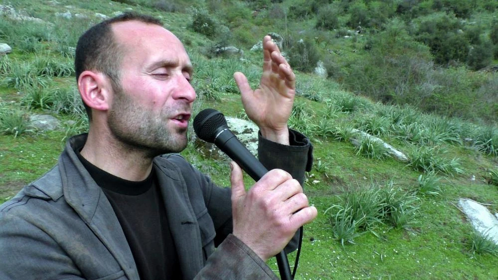 Koyunlarını konser vererek otlatıyor